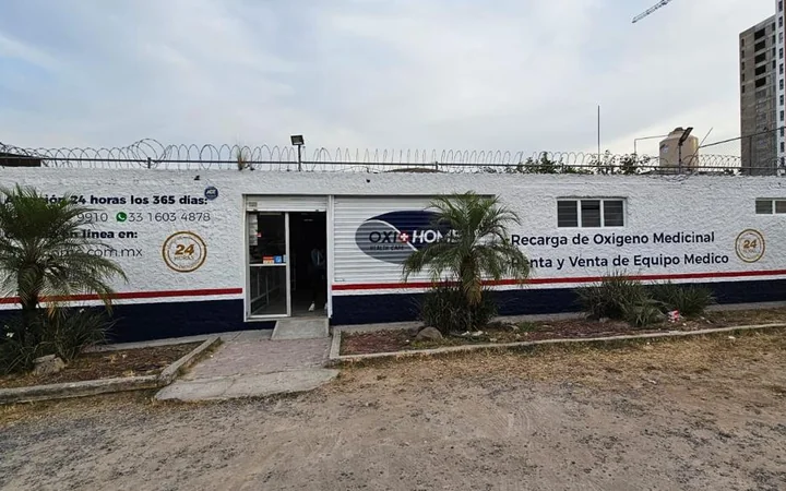Fachada de la Sucursal Colon (Matriz) de Oxihome: entrada con el letrero de Oxígeno Medicinal, renta y venta de equipo médico, atención las 24 horas