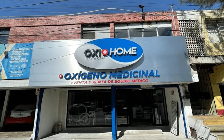 Fachada de la Sucursal Río Nilo de Oxihome: letrero de Oxígeno Medicinal, venta y renta de equipo médico